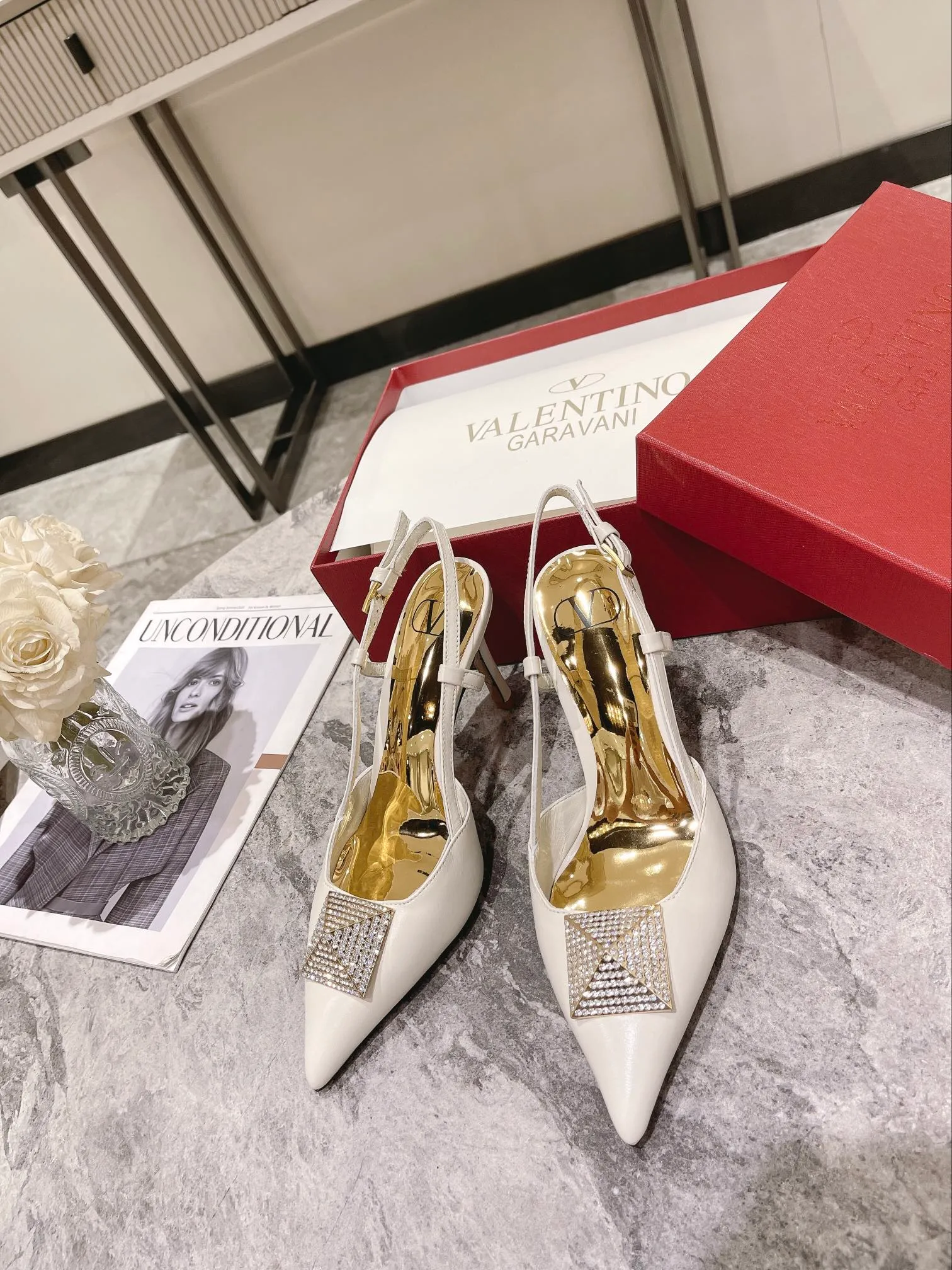 👟👟Ex-factory price 400👟👟 Genuine leather sole +40 Top version 𝑉𝐴𝐿𝐸𝑁𝑇𝐼𝑁𝑂 Valentino new autumn and winter women's back hollow sandals. The unique [pyramid] large rivet hardware [hand-made diamonds] brings out a full sense of high-end, and the new season will live up to expectations! Worth buying ★Imported sheepskin is absolutely high-grade ❥Original method, absolutely sensual ❥Elegant style, creating a different feeling, simple and elegant style!  Code number: 35-41 (34-42 customized) Fabric: Imported sheepskin Lining: Lined sheepskin Heel height: 8cm Leather outsole Rubber outsole